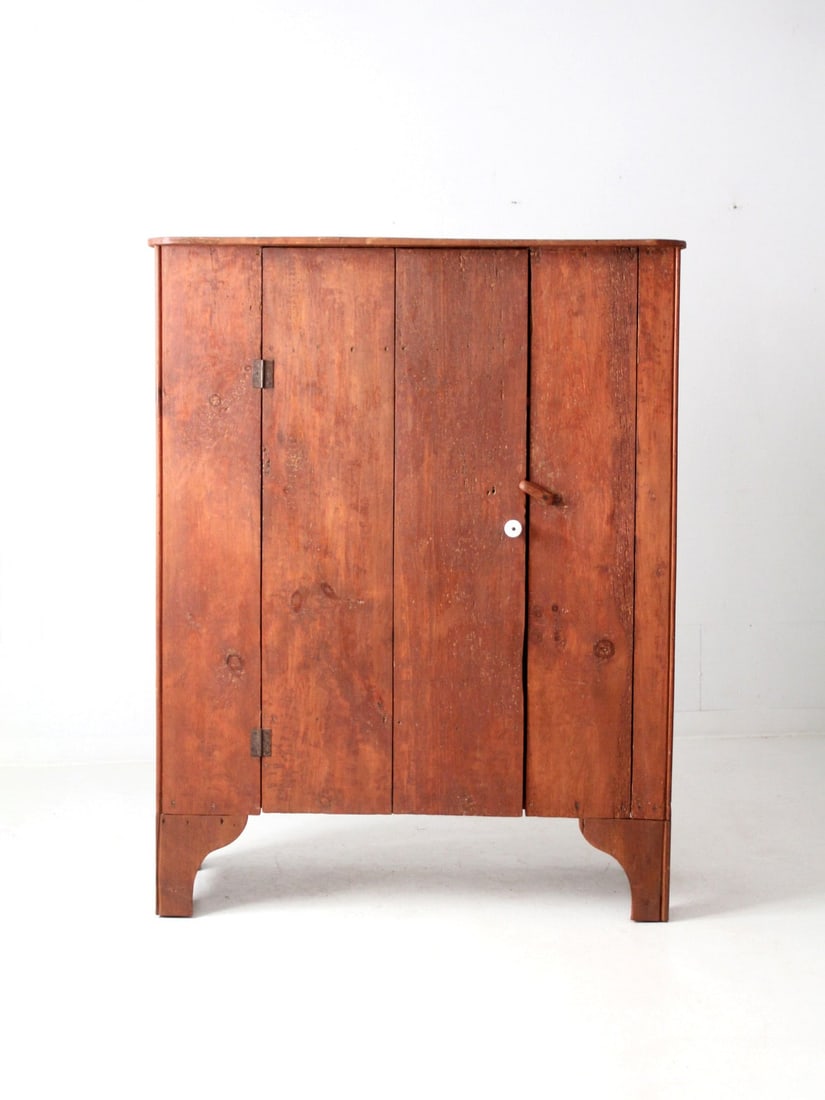 19th Century American Primitive Farmhouse Cabinet Rustic Storage: 19th Century American Primitive Farmhouse Cabinet Rustic Storage This stunning 19th-century American primitive farmhouse cabinet is a functional and rustic addition to any home. Featuring a single doo