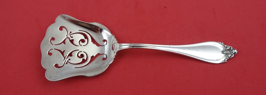 Reed and Barton La Perle Sterling Silver Petit Four Server 5 1/4": Reed and Barton La Perle Sterling Silver Petit Four Server 5 1/4" This exquisite Petit Four Server from the La Perle pattern by Reed & Barton is crafted from high-quality sterling silver. Measuring 5