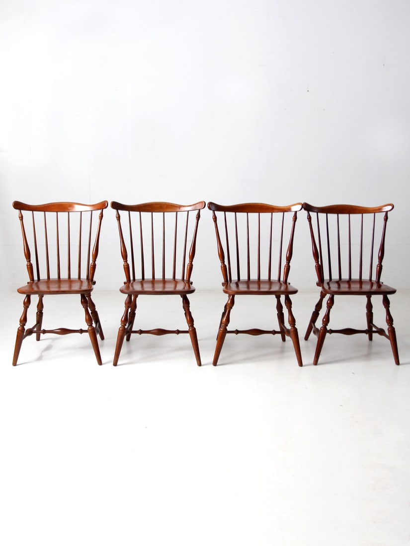 Vintage 1950s Mid-Century Windsor Dining Chairs Set of 4 Walnut Finish: Vintage 1950s Mid-Century Windsor Dining Chairs Set of 4 Walnut Finish This set of four Mid-Century Windsor dining chairs, dating back to the 1950s, showcases a timeless design with a classical fan ba