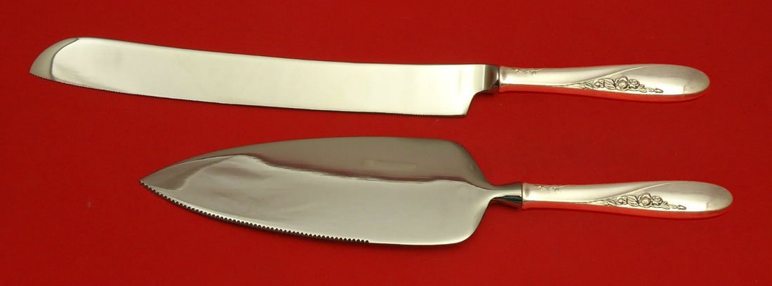 Easterling Rose Spray Sterling Silver Wedding Cake Set 2pc: Easterling Rose Spray Sterling Silver Wedding Cake Set 2pc This exquisite 2-piece wedding cake set features a sterling silver construction with a custom hollow handle design by Easterling. The set inc