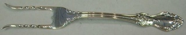 Reed & Barton Old Virginia Sterling Silver Baked Potato Fork 7 5/8": Reed & Barton Old Virginia Sterling Silver Baked Potato Fork 7 5/8" This exquisite serving fork, crafted by Reed & Barton, features the elegant Old Virginia pattern. Made from high-quality sterling si