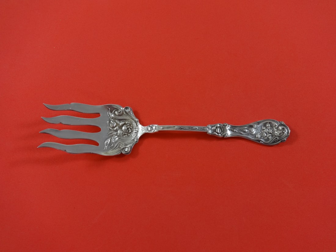 Glenrose Silverplate Fish Serving Fork by Wm Rogers 8 5/8": Glenrose Silverplate Fish Serving Fork by Wm Rogers 8 5/8" This elegant serving fork features the Glenrose pattern by Wm. Rogers, crafted from high-quality silverplate. Measuring 8 5/8" in length, it