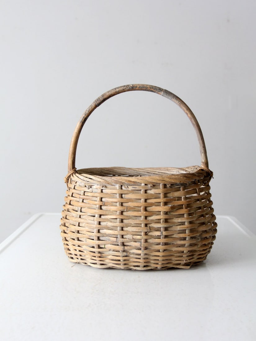 Vintage White-Washed Splint Weave Basket with Bentwood Handle: Vintage White-Washed Splint Weave Basket with Bentwood Handle This vintage woven basket showcases a charming white-washed splint weave design, complemented by a sturdy bentwood handle. It is in good c