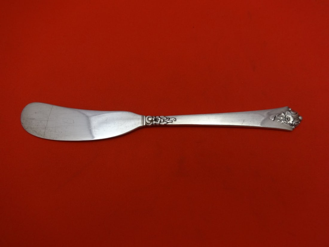 Royal Crest Castle Rose Sterling Silver Butter Spreader 5 7/8": Royal Crest Castle Rose Sterling Silver Butter Spreader 5 7/8" This exquisite butter spreader features a beautiful flat handle design in the Castle Rose pattern, crafted from high-quality sterling sil