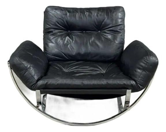 Mid Century Modern Stendig Black Leather Sling Lounge Chair Italy: Mid Century Modern Stendig Black Leather Sling Lounge Chair Italy This mid-century modern lounge chair combines elegance and comfort, featuring a sleek black leather sling supported by a durable chrom
