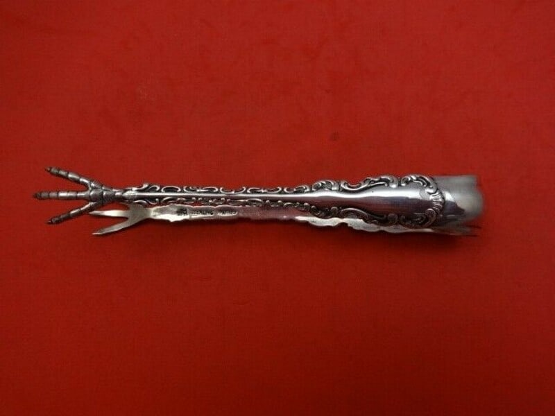 Whiting Louis XV Sterling Silver Sugar Tong 5.5 Inch Serving Piece: Whiting Louis XV Sterling Silver Sugar Tong 5.5 Inch Serving Piece Presenting a stunning sterling silver sugar tong from the renowned maker Whiting, crafted in the elegant Louis XV pattern. This exqui