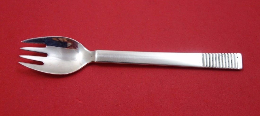 Georg Jensen Parallel Sterling Silver Luncheon Fork 4-Tine 6 1/8 in: Georg Jensen Parallel Sterling Silver Luncheon Fork 4-Tine 6 1/8 in Experience the elegance of the 'Parallel' design by Georg Jensen with this exquisite Sterling Silver Luncheon Fork. Measuring 6 1/8