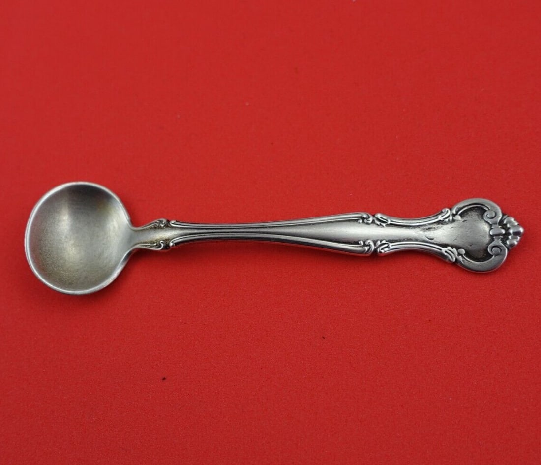 Gorham Cromwell Sterling Silver Salt Spoon Master Gold Washed 3.5": Gorham Cromwell Sterling Silver Salt Spoon Master Gold Washed 3.5" This exquisite salt spoon, crafted by Gorham in the elegant Cromwell pattern, showcases a stunning gold wash finish. Measuring 3 1/2