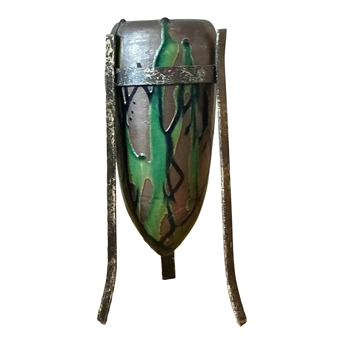 Vintage Boho Drip Glaze Ceramic Vase with Wrought Iron Stand: Vintage Boho Drip Glaze Ceramic Vase with Wrought Iron Stand This Vintage Boho Drip Glaze Vase in Stand is a stunning fusion of ceramic artistry and rustic metalwork. The ceramic vase showcases a rich