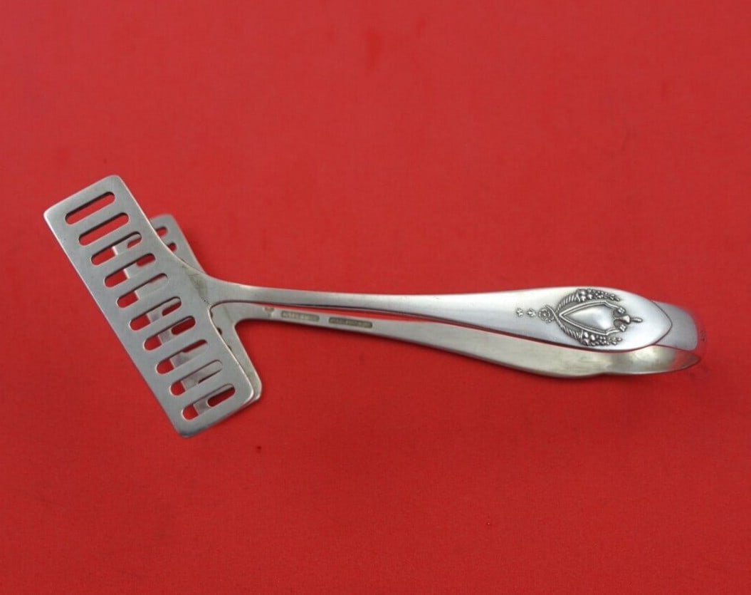 Lunt Sterling Silver Mount Vernon Asparagus Tong 4 1/4" Monogrammed: Lunt Sterling Silver Mount Vernon Asparagus Tong 4 1/4" Monogrammed This exquisite asparagus tong is part of the Mount Vernon pattern by Lunt, crafted from high-quality sterling silver. Measuring 4 1/