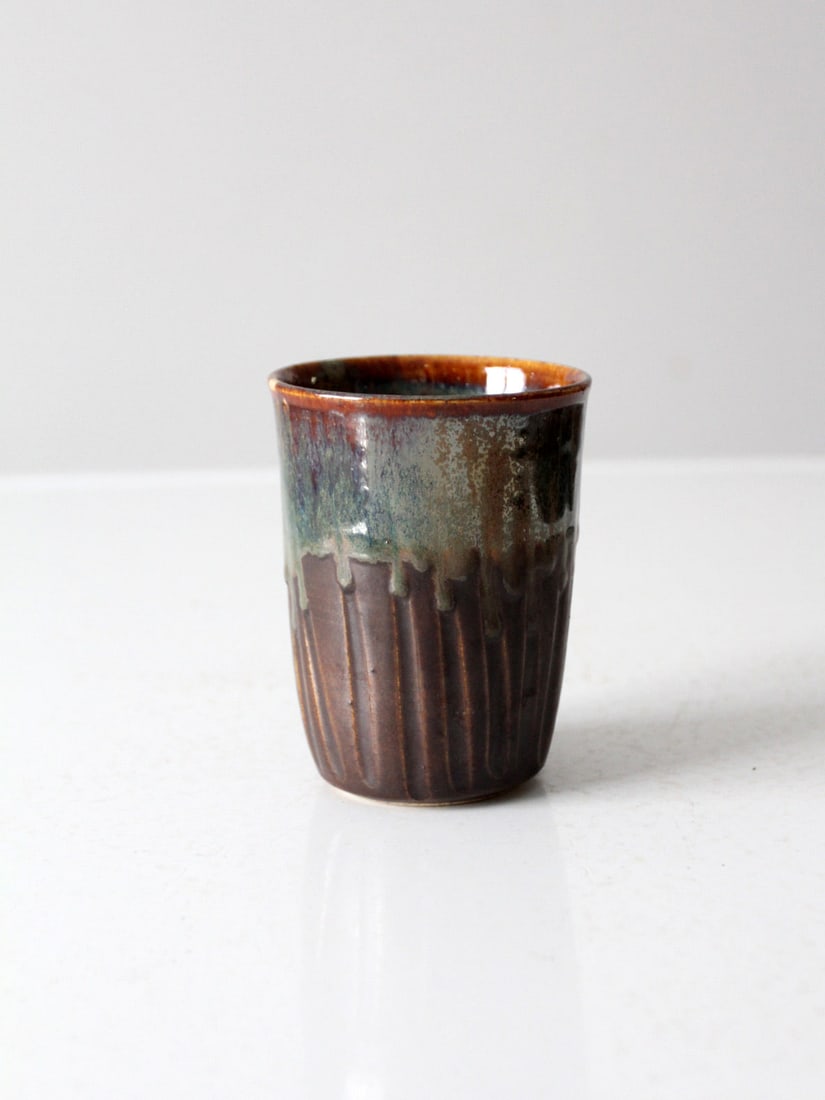 Handmade Vintage Studio Pottery Vase with Multi-Toned Glaze: Handmade Vintage Studio Pottery Vase with Multi-Toned Glaze Discover the charm of this vintage handmade studio pottery vase, a unique piece that showcases a distinctive artistic touch. The vase featur