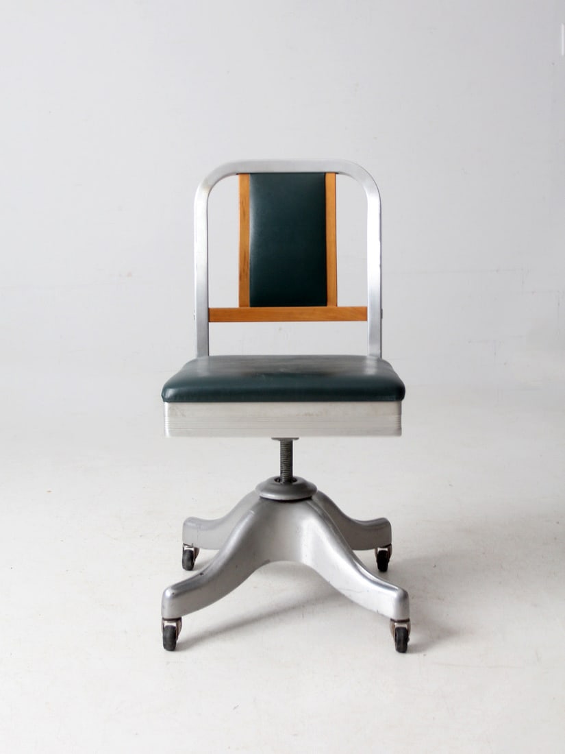 Sculptural Aluminum Base Swivel Desk Chair with Green Vinyl Seat: Sculptural Aluminum Base Swivel Desk Chair with Green Vinyl Seat This mid-century Shaw-Walker swivel desk chair features a sculptural aluminum base with rolling casters, a curved back, and a green vin
