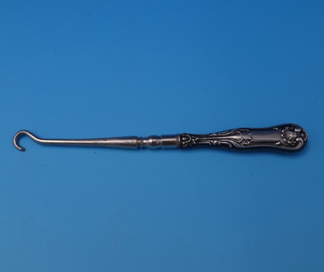 Whiting Imperial Queen Sterling Silver Glove Hook 3 7/8": Whiting Imperial Queen Sterling Silver Glove Hook 3 7/8" Discover the elegance of the Imperial Queen Glove Hook, crafted by Whiting. This exquisite piece is made of high-quality sterling silver (.925)