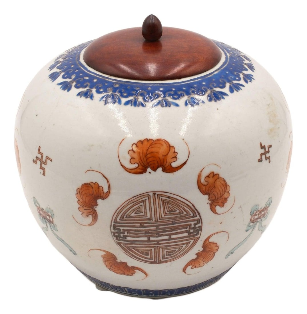 Japanese Imari Style Ceramic Lidded Tea Pot with Wood Lid: Japanese Imari Style Ceramic Lidded Tea Pot with Wood Lid This exquisite Imari Style Lidded Tea Pot Jar features a traditional Japanese design, showcasing quality craftsmanship that has stood the test