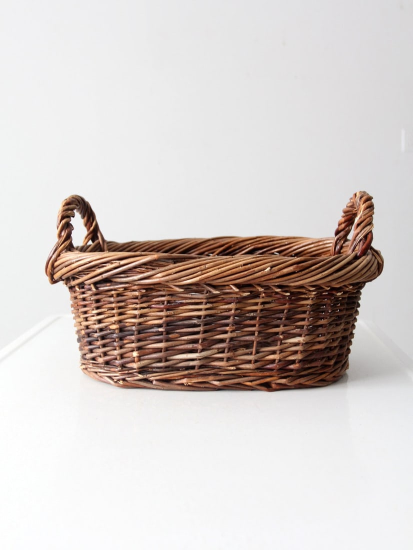 Rustic Vintage Oval Woven Basket with Handles: Rustic Vintage Oval Woven Basket with Handles Enhance your home decor with this stylish vintage woven basket, showcasing a charming rustic design. Crafted in an oval shape, it features convenient hand