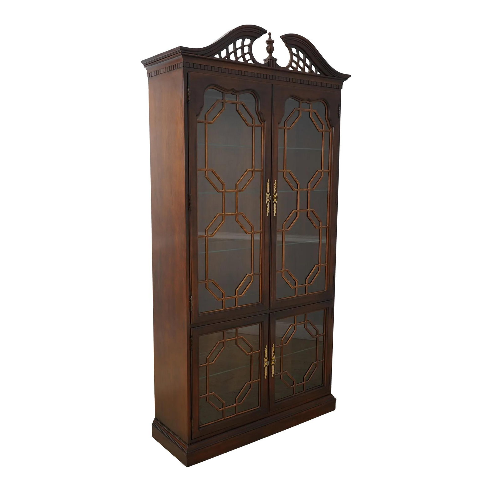 Thomasville Cherry Curio Cabinet Chippendale Style Lighted Display: Thomasville Cherry Curio Cabinet Chippendale Style Lighted Display This exquisite Thomasville Chippendale Style Cherry Curio Display Cabinet showcases timeless elegance with its traditional design. Fe