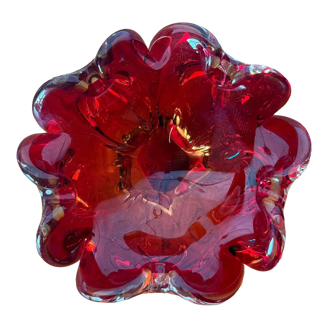 Italian Ruffled Art Glass Bowl in the Style of Murano Mid Century: Italian Ruffled Art Glass Bowl in the Style of Murano Mid Century This vintage Italian art glass bowl showcases exquisite craftsmanship in the style of Murano glassmakers. Crafted in the mid-20th cent