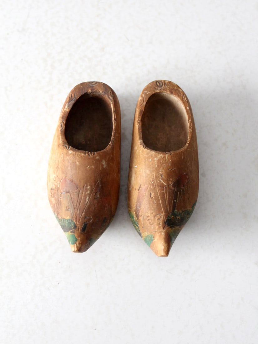 Vintage Hand-Painted Dutch Clogs with Landscape Scenes: Vintage Hand-Painted Dutch Clogs with Landscape Scenes This vintage pair of Dutch clogs (klompen) showcases beautifully hand-painted and etched scenes of Dutch landscapes, making them a unique decorat