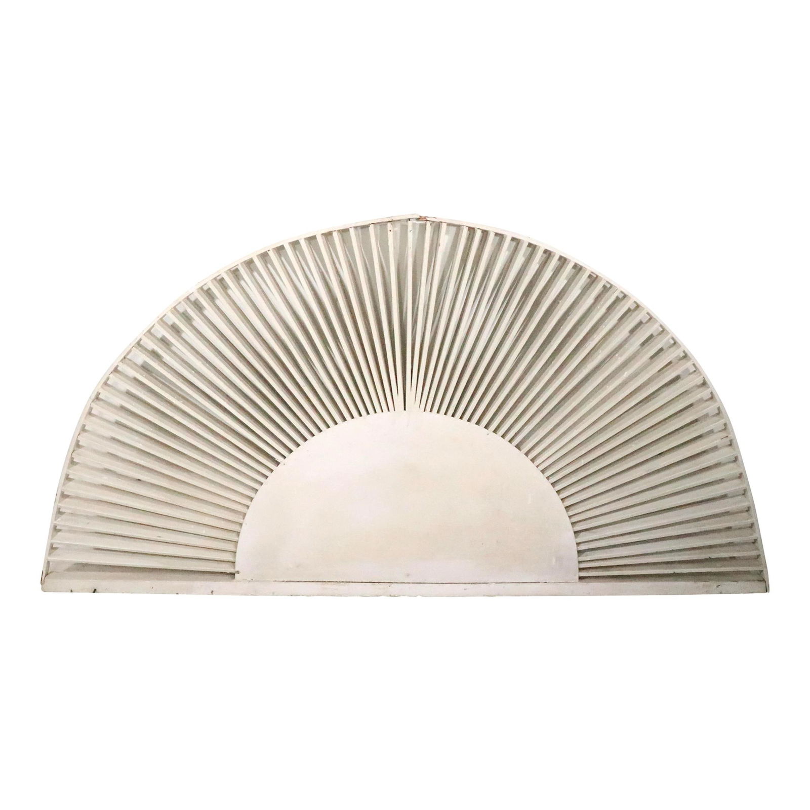 Vintage Federal Style Fan Transom Wood Metal 1930s: Vintage Federal Style Fan Transom Wood Metal 1930s This stunning fan form transom is a remarkable architectural element from the 1930s, featuring elegantly arranged wood slats that radiate from a cent