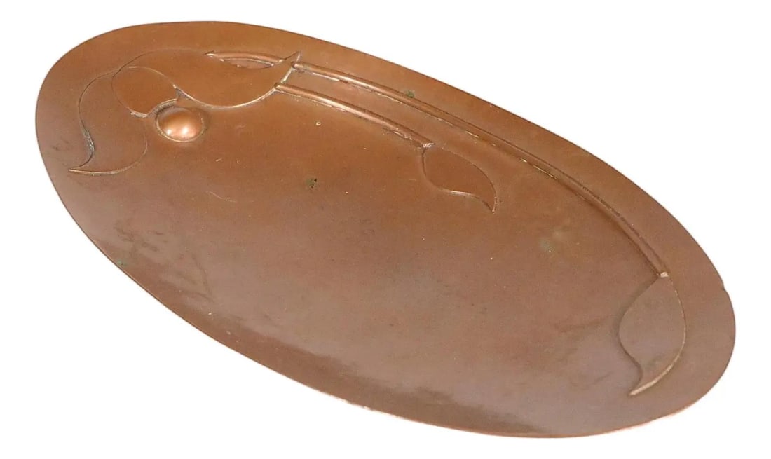 Art Deco Handmade Copper Bowl Attributed to Rebajes 1930s: Art Deco Handmade Copper Bowl Attributed to Rebajes 1930s This exquisite handmade copper bowl, attributed to Rebajes, showcases the elegance of the Art Deco style from the 1930s to 1940s. With its cha