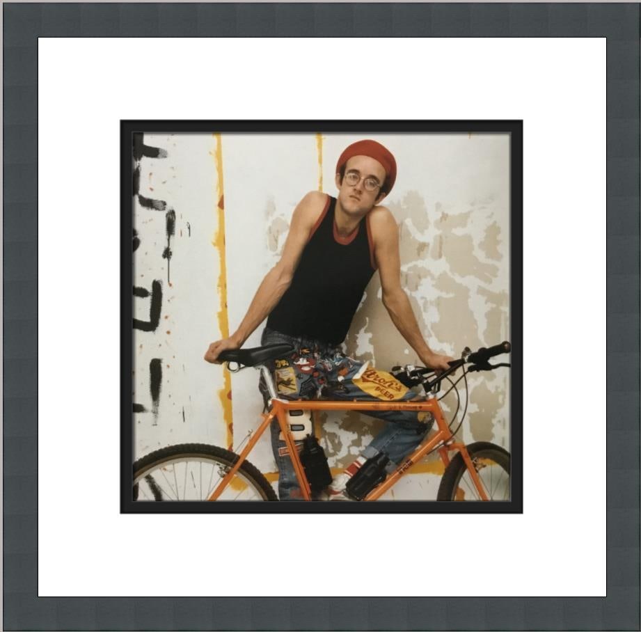 Keith Haring Custom Framed Pop Art Print 1992 Lithograph: Keith Haring Custom Framed Pop Art Print 1992 Lithograph This custom framed print of Keith Haring is a stunning piece of Pop Art that showcases the iconic style of the renowned artist. Created in 1992