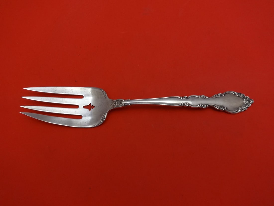 Oneida Grandeur Sterling Silver Cold Meat Fork 8.5": Oneida Grandeur Sterling Silver Cold Meat Fork 8.5" This exquisite serving fork, part of the Grandeur pattern by Oneida, is crafted from high-quality sterling silver. Measuring 8 1/2" in length, it fe