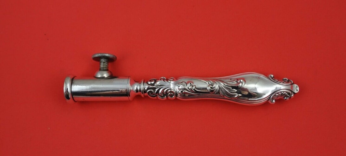 Meriden Sterling Silver Lamb Shank Holder 7.5 Inch Classic Design: Meriden Sterling Silver Lamb Shank Holder 7.5 Inch Classic Design This elegant Lamb Shank Holder by Meriden Britannia Co. is crafted from high-quality sterling silver. Measuring 7 1/2 inches, it featu