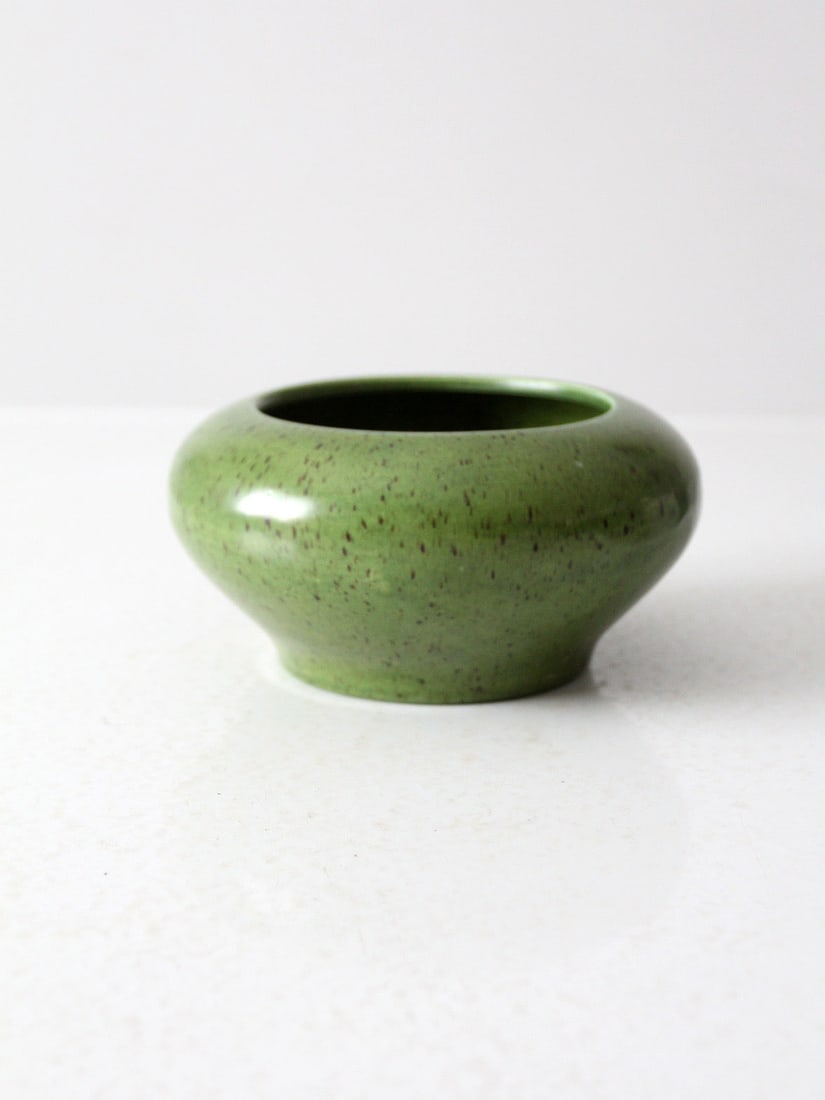 Vintage Haeger Pottery Vase Green Glaze 6.5 Inch: Vintage Haeger Pottery Vase Green Glaze 6.5 Inch This vintage mid-century Haeger pottery vase showcases a beautiful speckled green glaze and a rounded bowl shape. With its clean lines, this versatile