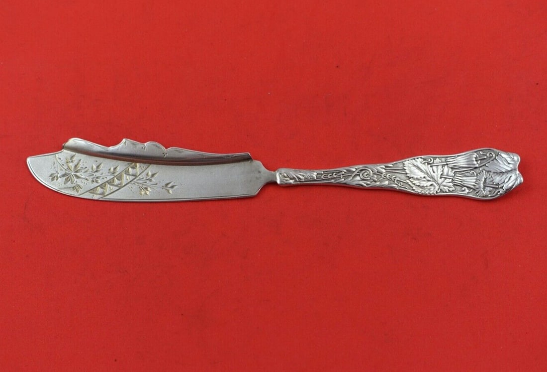 Wallace Saint Leon Sterling Silver Master Butter Knife Gold Wash 7 1/2 in: Wallace Saint Leon Sterling Silver Master Butter Knife Gold Wash 7 1/2 in Offering a stunning master butter knife from the esteemed Saint Leon pattern by Wallace. This exquisite piece features a flat