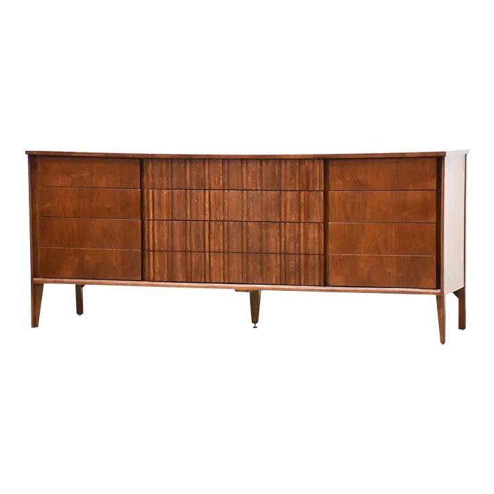 Mid Century Modern 1960s Walnut Dresser by Unagusta Strata: Mid Century Modern 1960s Walnut Dresser by Unagusta Strata This stunning mid-century modern dresser showcases a refined walnut finish and features nine spacious drawers with a unique wavy design and a
