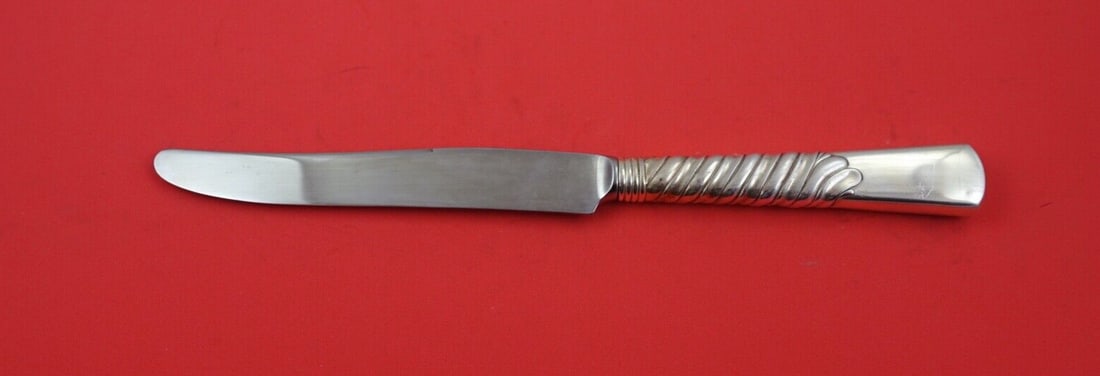 Gorham Colonial Sterling Silver Dinner Knife 9 3/4": Gorham Colonial Sterling Silver Dinner Knife 9 3/4" This exquisite dinner knife features the Colonial pattern by Gorham, crafted from high-quality sterling silver with a hollow handle and a stainless