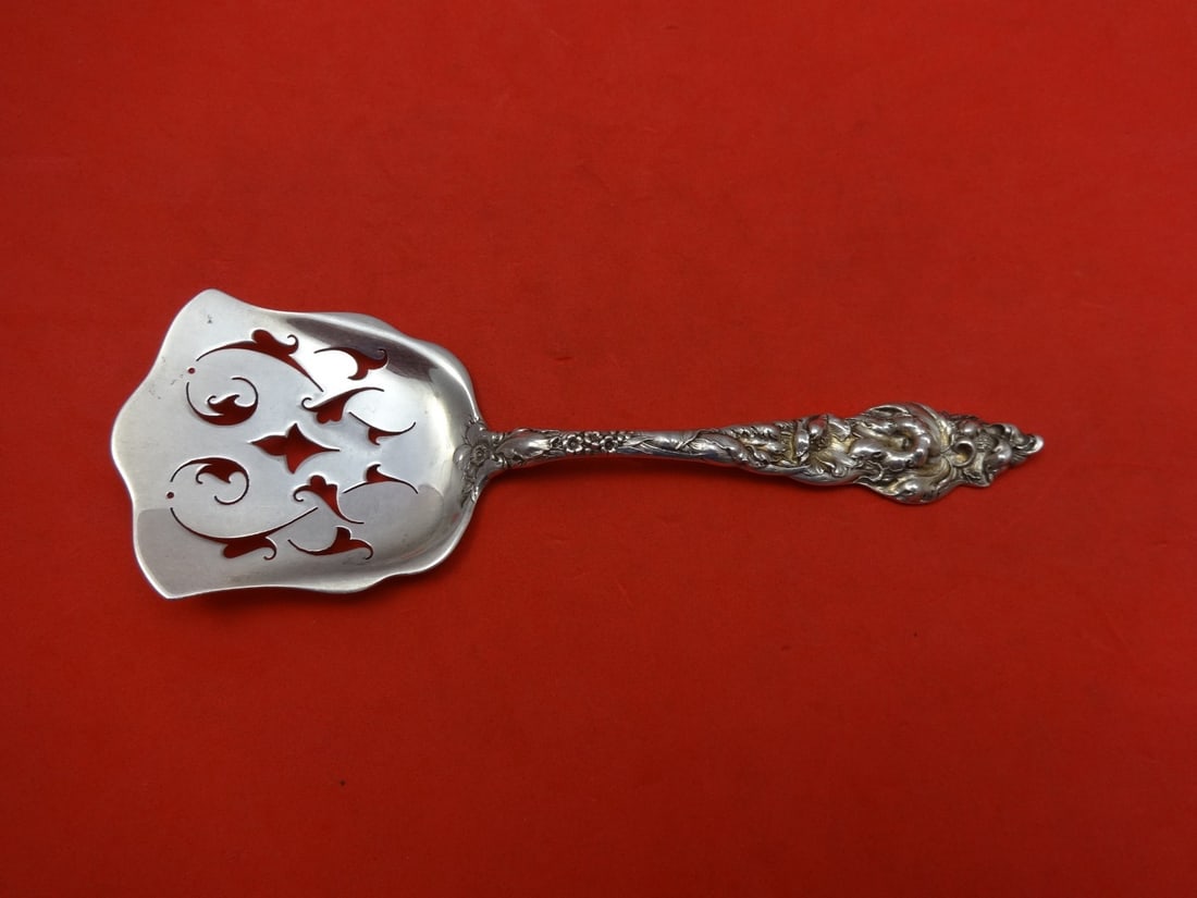 Reed & Barton Les Six Fleurs Sterling Silver Petit Four Server 6 3/8": Reed & Barton Les Six Fleurs Sterling Silver Petit Four Server 6 3/8" This elegant Petit Four Server from Reed & Barton features the exquisite Les Six Fleurs pattern, showcasing a beautiful pierced de