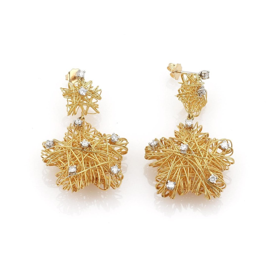 Estate 1 Carat Diamond 18k Gold Mesh Star Dangle Earrings: Estate 1 Carat Diamond 18k Gold Mesh Star Dangle Earrings Elevate your style with these exquisite estate earrings, beautifully crafted from 18k yellow gold and enhanced with white gold accents. The un