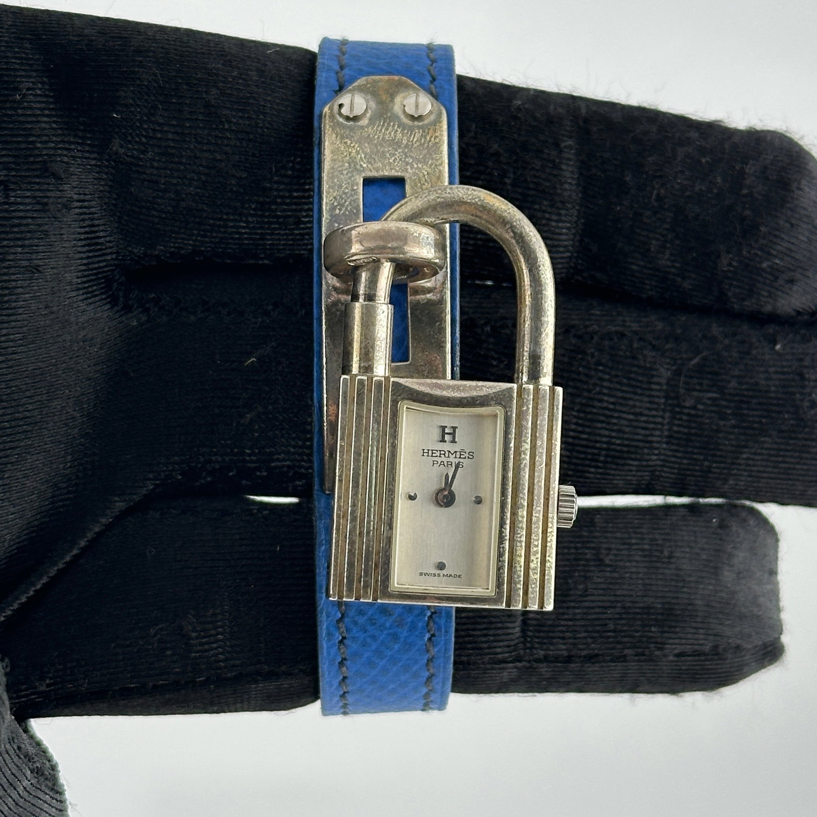 Hermes Kelly Ladies Watch Silver Dial Leather Strap Ref KE1.201.170: Hermes Kelly Ladies Watch Silver Dial Leather Strap Ref KE1.201.170 This Hermes Kelly watch features a silver dial paired with a leather bracelet. Designed for ladies, it offers a refined and elegant