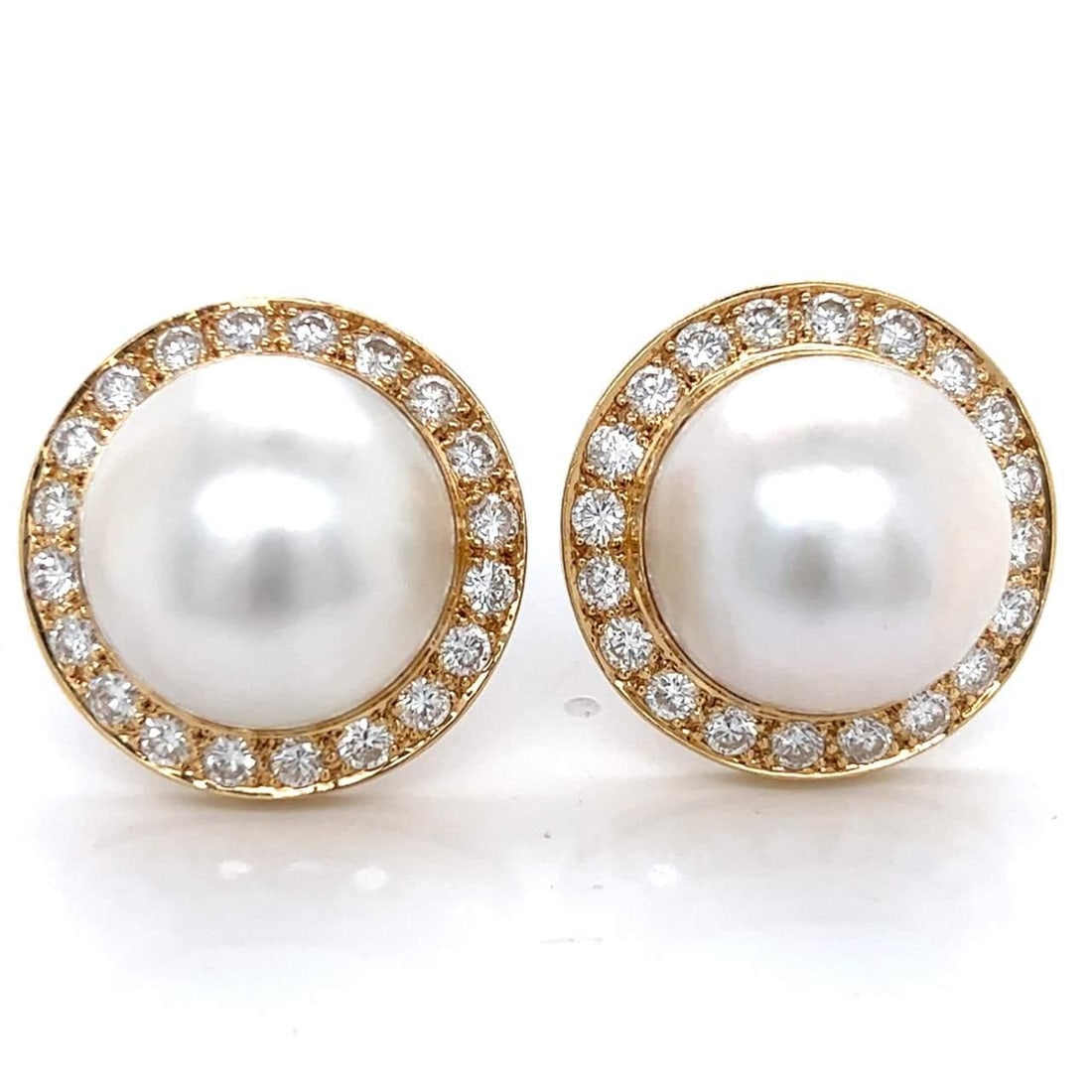 14K Yellow Gold Mabe Pearl Diamond Earrings 42 Stones 4.50 Ct: 14K Yellow Gold Mabe Pearl Diamond Earrings 42 Stones 4.50 Ct These exquisite 14K Yellow Gold Mabe Pearl and Diamond Earrings are a stunning blend of elegance and luxury. Each earring features a lustr