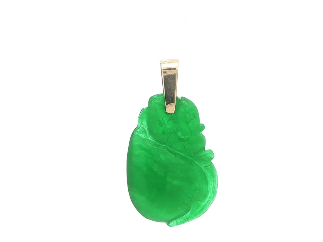Vintage GIA Certified Apple Green Jade Pendant 14k Yellow Gold Bail: Vintage GIA Certified Apple Green Jade Pendant 14k Yellow Gold Bail This exquisite vintage pendant features a beautifully carved apple green jade stone, certified by GIA, showcasing its natural jadeit