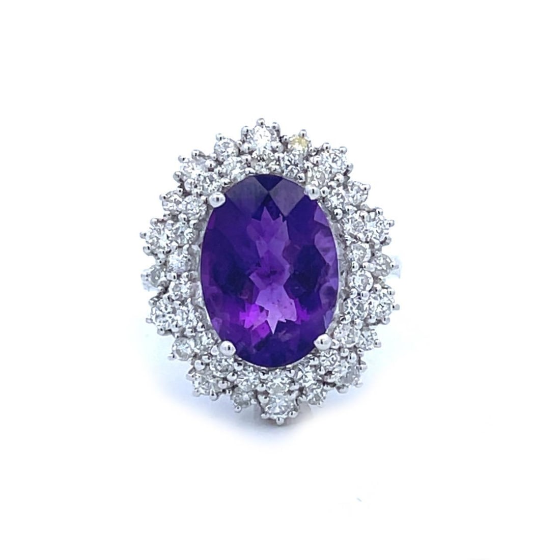 Stunning 14k White Gold Amethyst Diamond Cocktail Ring: Stunning 14k White Gold Amethyst Diamond Cocktail Ring Presenting a stunning cocktail ring, meticulously crafted from 14k white gold. This exquisite piece features an approximate 6 to 8 carat oval ame