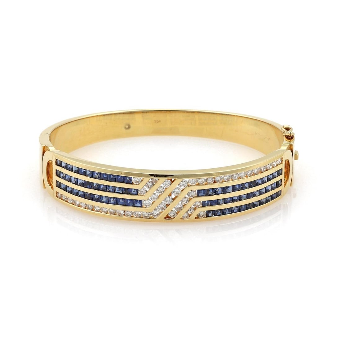 Elegant 18k Yellow Gold 7 Carat Diamond Sapphire Bangle Bracelet: Elegant 18k Yellow Gold 7 Carat Diamond Sapphire Bangle Bracelet This stunning bangle bracelet features a luxurious design crafted from 18k yellow gold, showcasing a smooth polished finish. The front