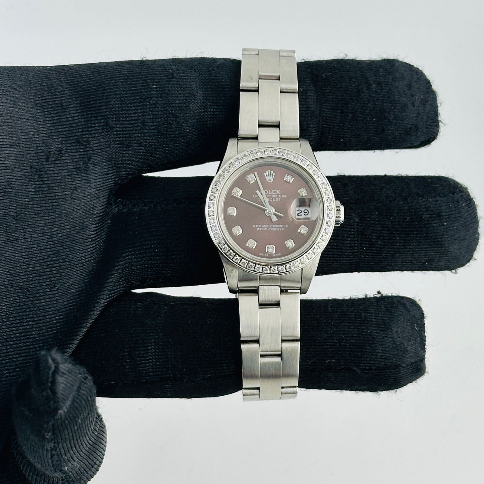Ladies Datejust 69190 Chocolate Diamond Dial Oyster Bracelet Aftermarket Pave Bezel: Ladies Datejust 69190 Chocolate Diamond Dial Oyster Bracelet Aftermarket Pave Bezel This ladies Rolex Datejust features an aftermarket chocolate diamond dial and a pave diamond bezel, paired with an O