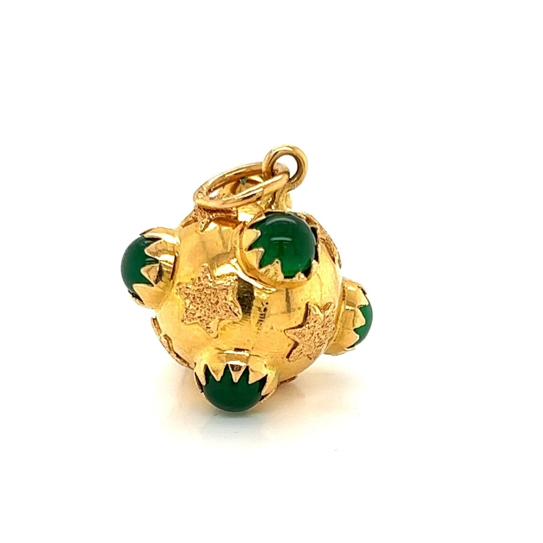 Vintage Green Onyx Ball Pendant in 18k Yellow Gold: Vintage Green Onyx Ball Pendant in 18k Yellow Gold This vintage charm pendant features a green onyx stone set in 18k yellow gold, designed in a ball shape. Its unique and elegant style makes it a soph