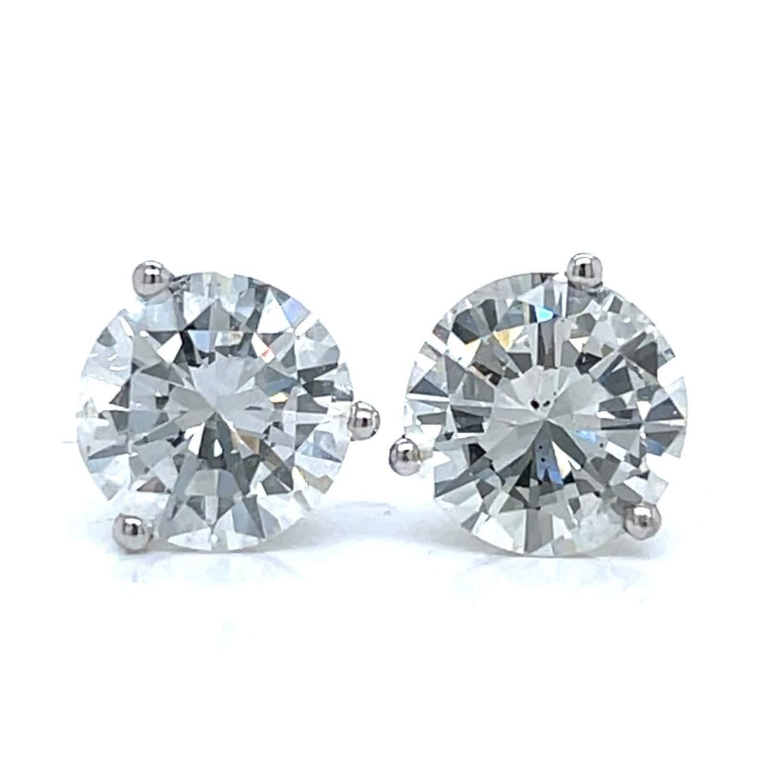 14K White Gold 4.84 Ct Diamond Stud Earrings F-G SI1-SI2: 14K White Gold 4.84 Ct Diamond Stud Earrings F-G SI1-SI2 Elevate your elegance with these stunning 14K White Gold Diamond Stud Earrings, featuring a total weight of 4.84 carats. Each earring showcases