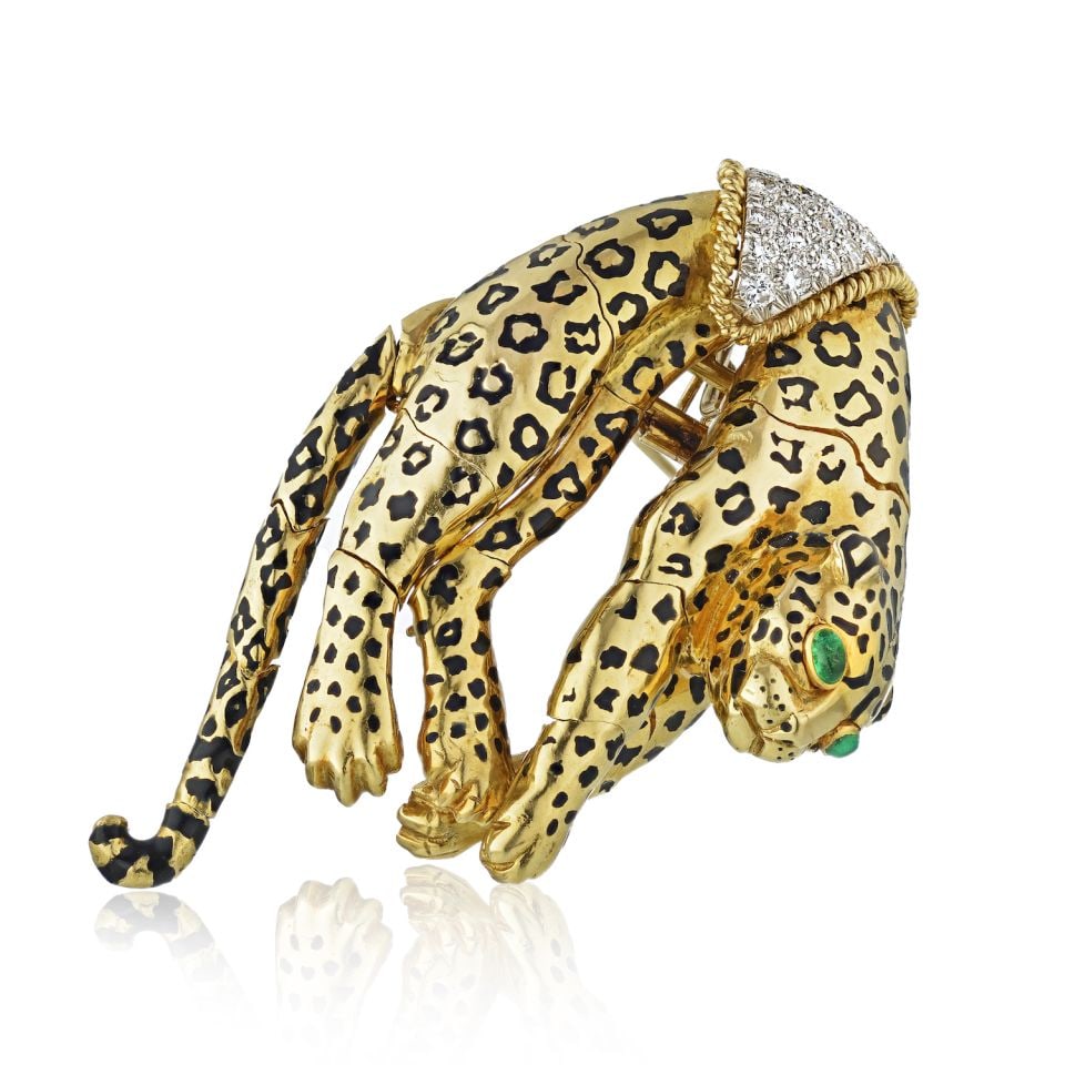 David Webb 18K Yellow Gold Diamond Emerald Leopard Brooch: David Webb 18K Yellow Gold Diamond Emerald Leopard Brooch This exquisite David Webb brooch showcases a stunning leopard design, masterfully crafted in 18K yellow gold for a luxurious finish. The intri