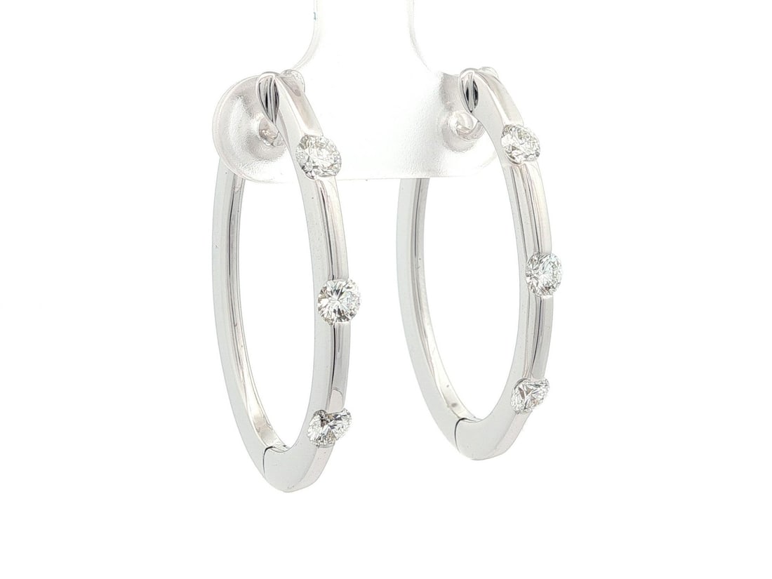 Roberto Coin 18k White Gold 0.90ct Diamond Oval Hoop Earrings: Roberto Coin 18k White Gold 0.90ct Diamond Oval Hoop Earrings Elevate your style with these exquisite Roberto Coin 18k White Gold Oval Hoop Earrings, featuring three stunning natural diamonds. Designe