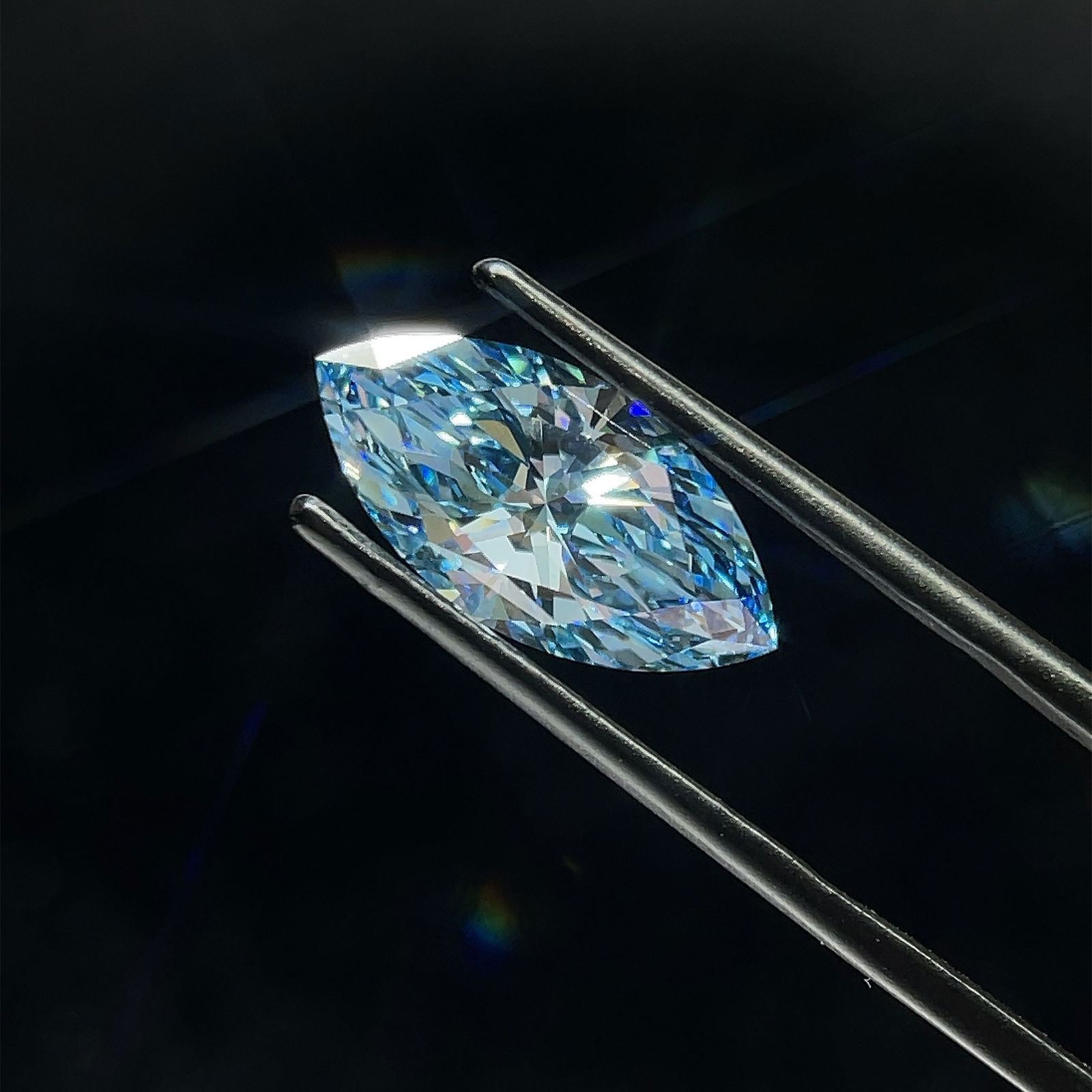 Loose Diamond - MARQUISE 3.53ct Fancy Vivid Blue VS1: Loose Diamond - MARQUISE 3.53ct Fancy Vivid Blue VS1 Source: This is a real non-mined Diamond that has been grown in a lab Shape: MARQUISE Carats: 3.53 Color: Fancy Vivid Blue Certification: IGI Video