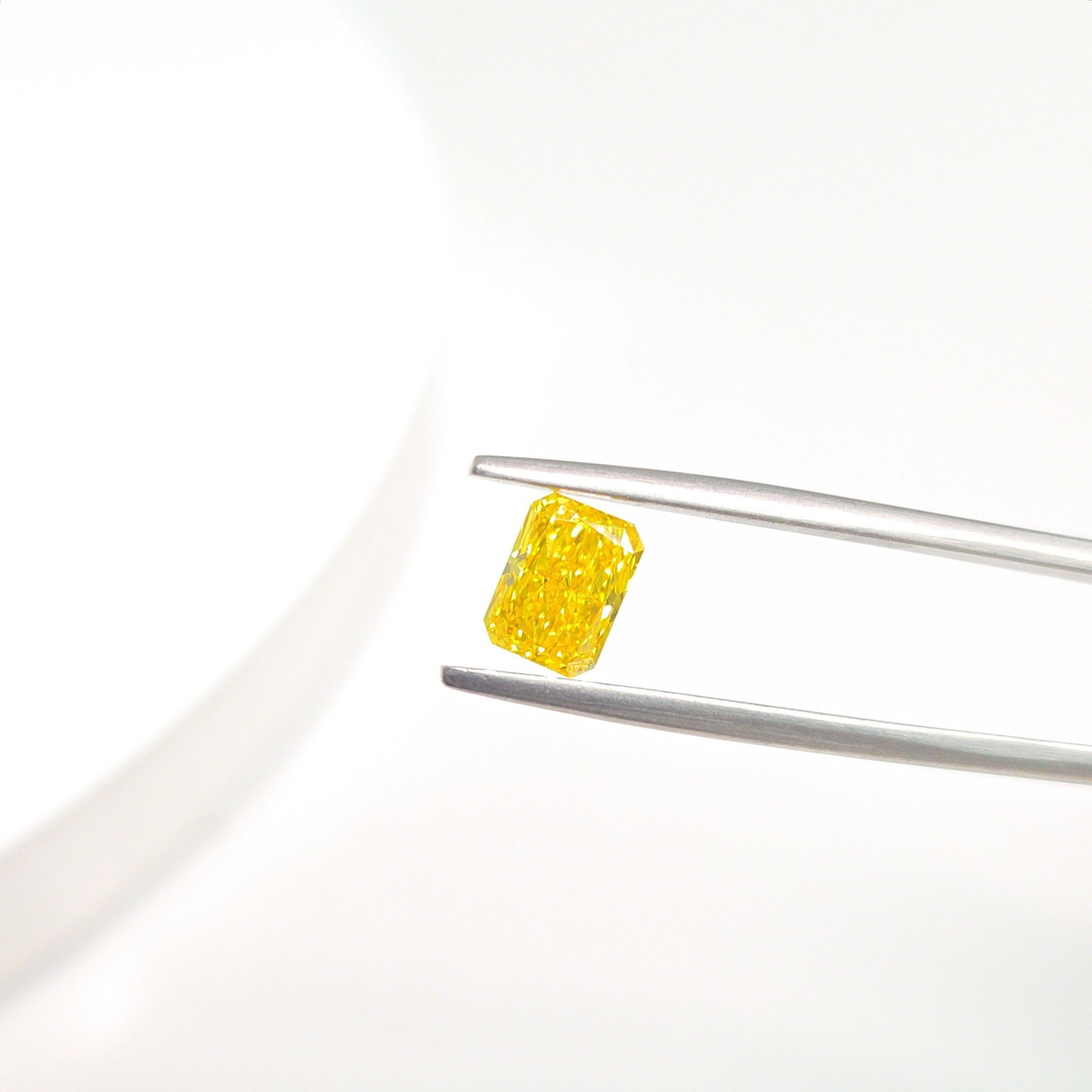 Loose Diamond - RADIANT 0.91ct Fancy Vivid Yellow VS1: Loose Diamond - RADIANT 0.91ct Fancy Vivid Yellow VS1 Source: This is a real non-mined Diamond that has been grown in a lab Shape: RADIANT Carats: 0.91 Color: Fancy Vivid Yellow Certification: IGI Vid