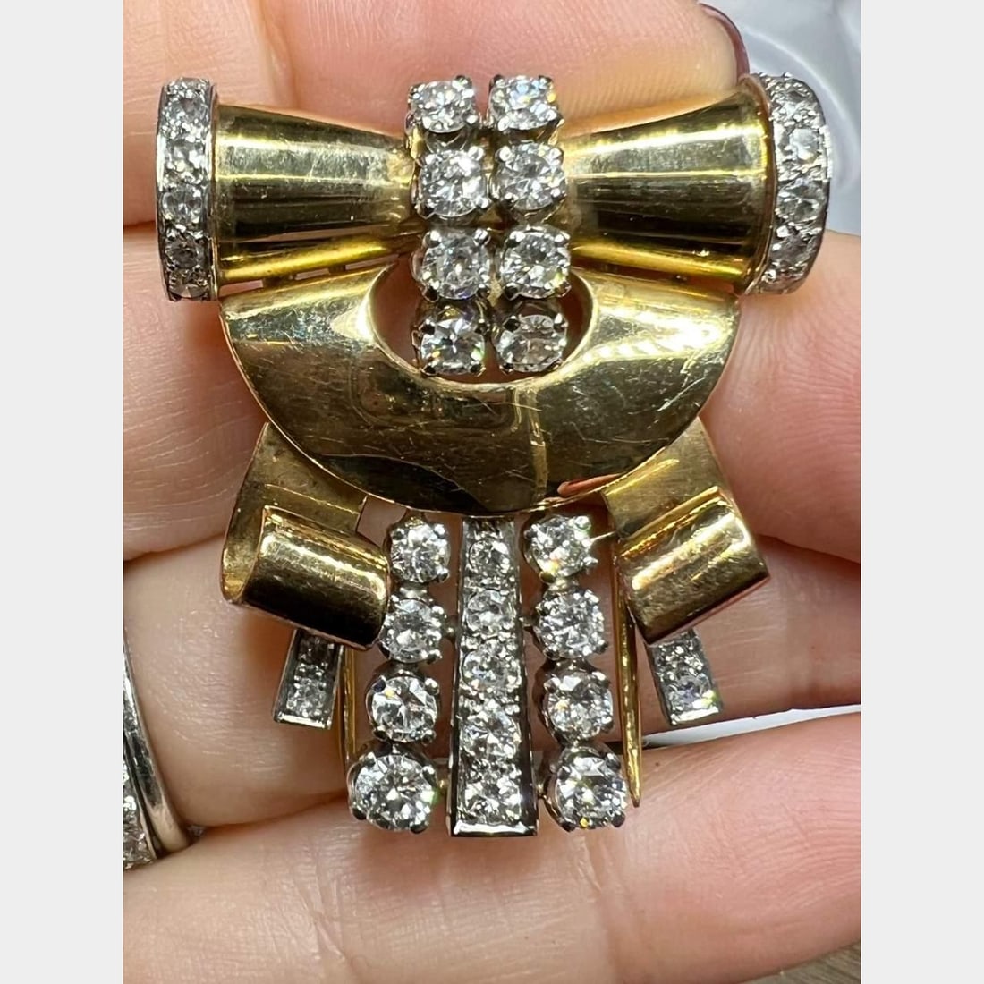 Vintage Art Deco 18K Gold Platinum Diamond Brooch 37 Diamonds G-H VVS-VS2: Vintage Art Deco 18K Gold Platinum Diamond Brooch 37 Diamonds G-H VVS-VS2 This exquisite Art Deco brooch features a stunning design crafted from 18K gold and platinum. It is elegantly set with a total