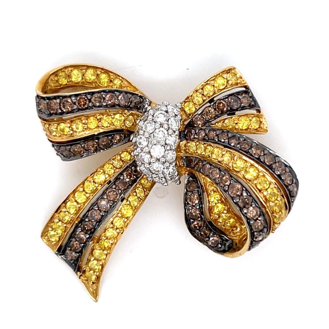 18K Yellow Gold Bow Brooch with Champagne Diamonds and Yellow Sapphires: 18K Yellow Gold Bow Brooch with Champagne Diamonds and Yellow Sapphires This exquisite 18K Yellow Gold Bow Brooch features a stunning arrangement of gemstones. It is adorned with 60 Champagne Diamonds