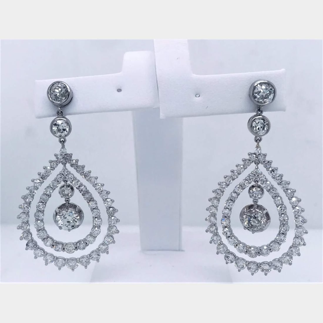 Stunning 11.50 Ct Diamond Chandelier Earrings in 18K White Gold: Stunning 11.50 Ct Diamond Chandelier Earrings in 18K White Gold Enhance your elegance with these stunning 11.50 Ct Diamond Chandelier Earrings. Featuring a total of 110 mounting diamonds weighing 7.50