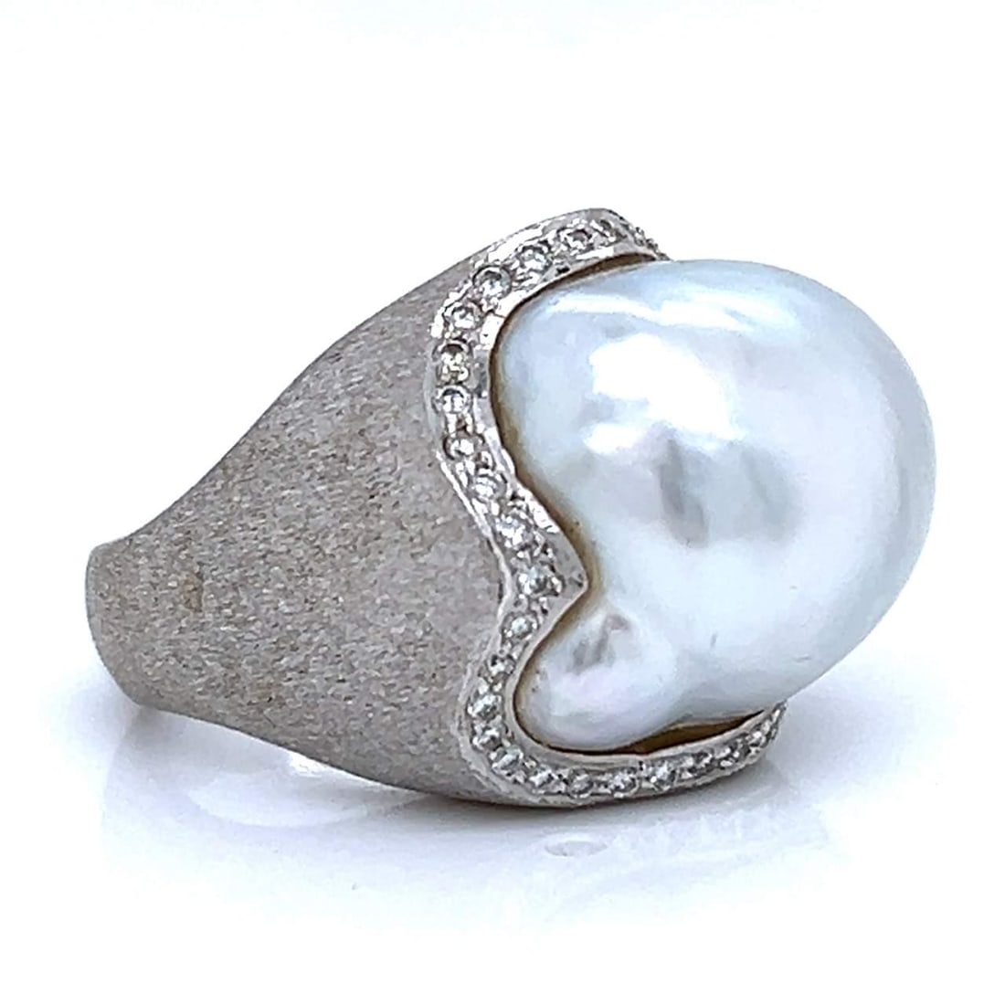 18K White Gold South Sea Pearl and Diamond Ring 0.60 Ct: 18K White Gold South Sea Pearl and Diamond Ring 0.60 Ct This exquisite ring features an 18K white gold band adorned with a stunning South Sea pearl and sparkling diamonds. The centerpiece is an approx