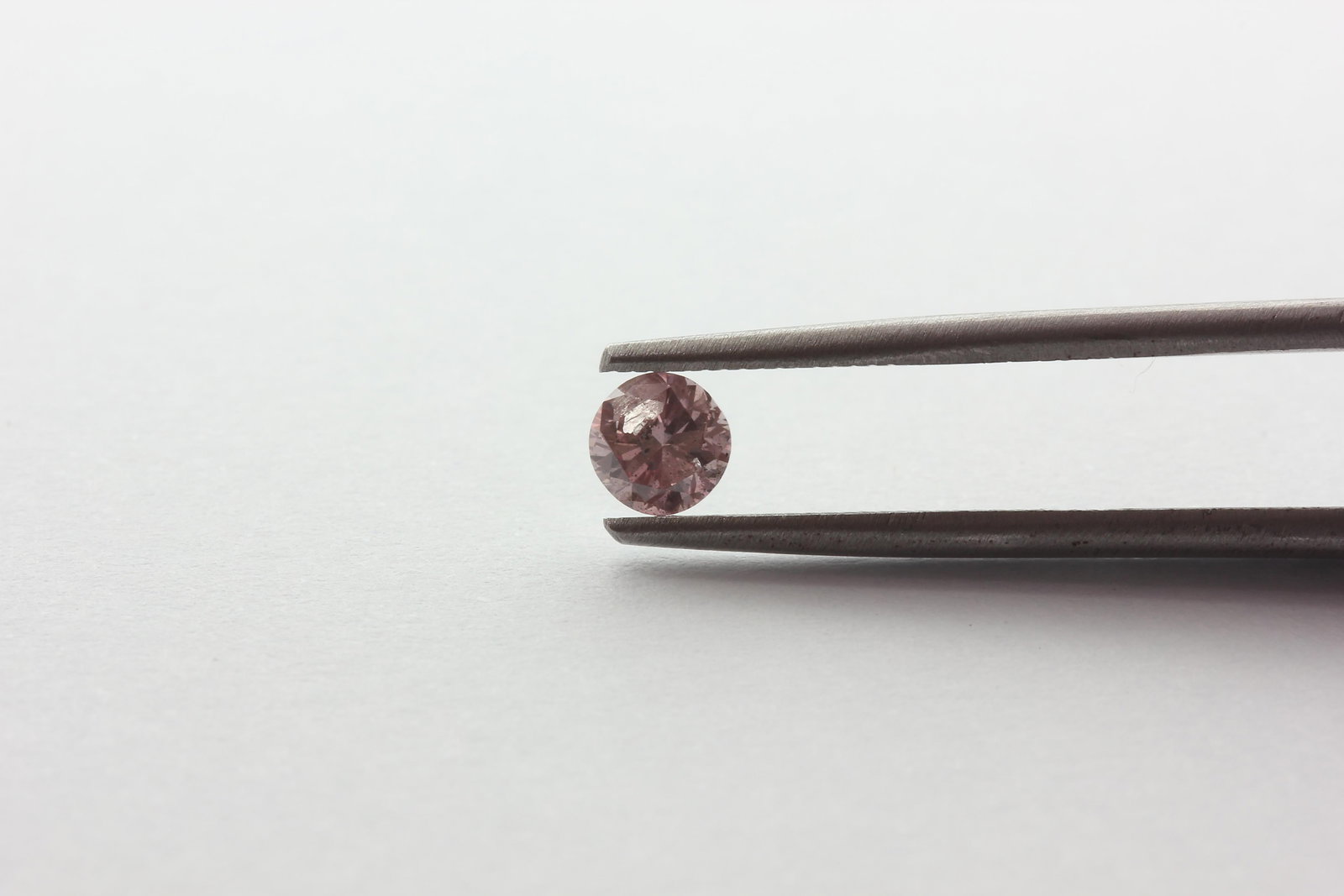 Loose Diamond - ROUND 0.25ct Fancy Pink: Loose Diamond - ROUND 0.25ct Fancy Pink Source: Natural Shape: ROUND Carats: 0.25 Color: Fancy Pink Certification: GIA PLEASE NOTE: Framed, Large, or heavy items do not have shipping costs included. T